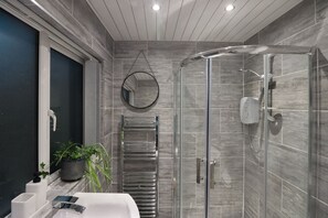 Dusj, toalettartikler (inkludert), hårføner og håndklær