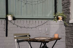 Outdoor dining - A Lil cosy Belfast home  (Belfast)