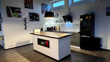 Réfrigérateur, micro-ondes, plaque de cuisson, lave-vaisselle