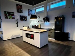 Kylskåp, mikrovågsugn, spishäll och diskmaskin