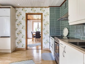 Kylskåp, mikrovågsugn, ugn och grytor/köksredskap