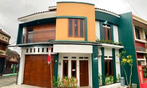 Exterior - Full House 6 BR with Privat Pool near Maguwoharjo Stadium @FHStay Maguwo (Jogja)