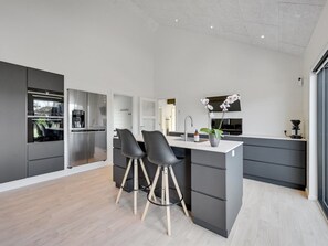 Kjøleskap, mikrobølgeovn, oppvaskmaskin og kjøkkenutstyr