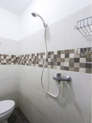 Standard Double Room | Bathroom | Shower, towels