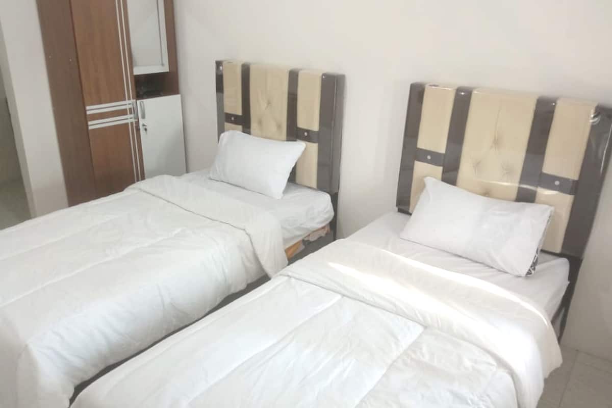 Standard Twin Room | Laptop workspace, free WiFi, bed sheets