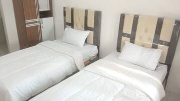 标准双床房 | 笔记本电脑工作区、免费 WiFi、床单