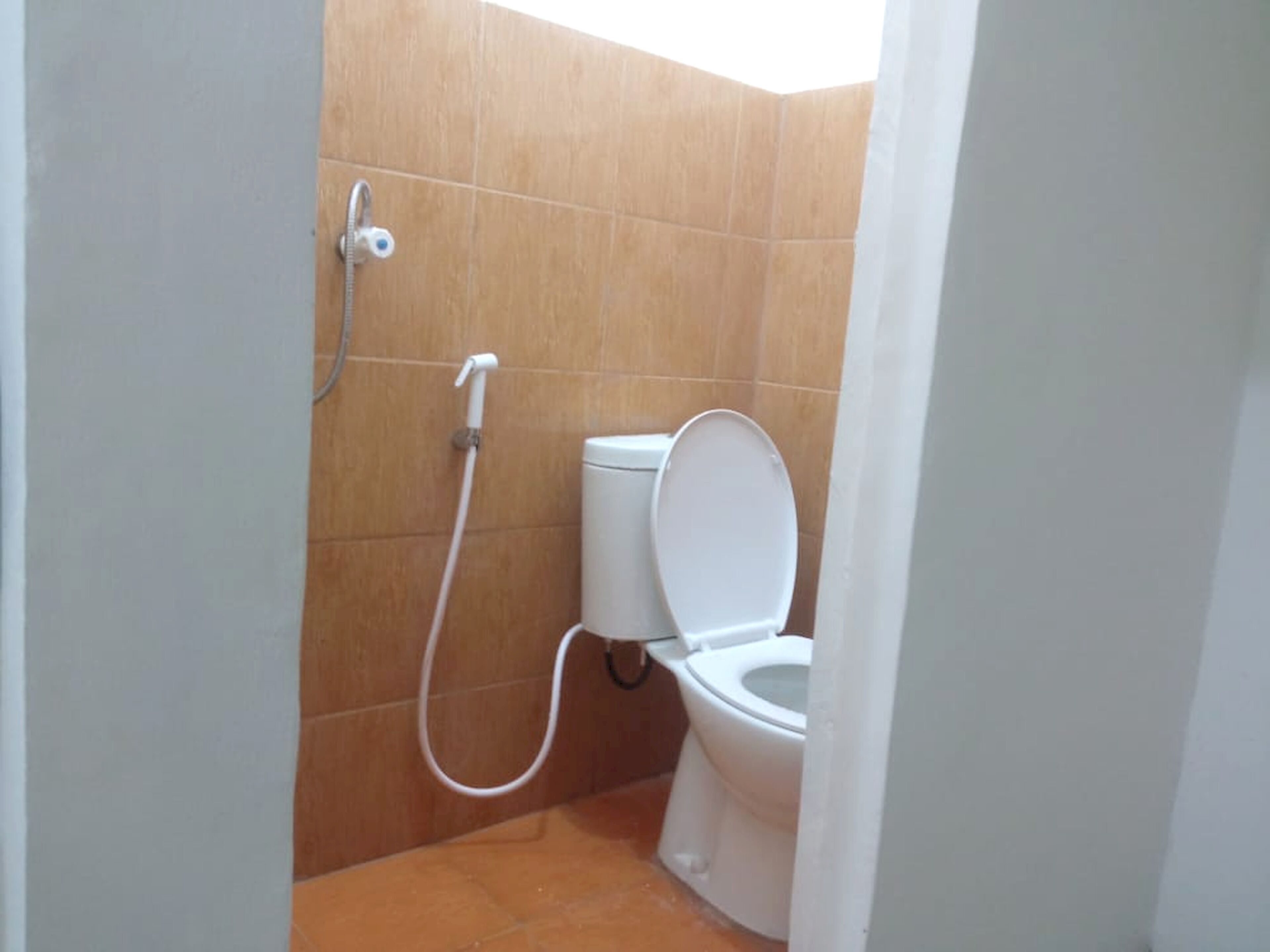 standard twin room | bathroom | shower, towels