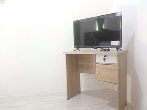 Habitación estándar con 2 camas individuales | Espacio para trabajar con un portátil, wifi gratis, ropa de cama