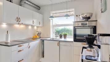 Køleskab, ovn, opvaskemaskine, højstol