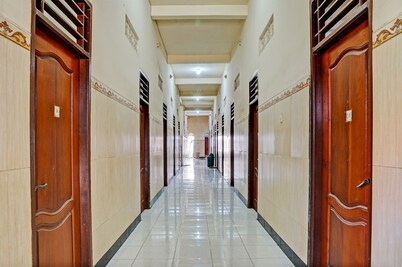 OYO 93107 Homestay H Syarif Syariah – Bandar Gresik