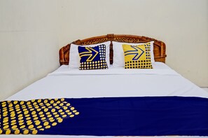 Double Room | Free WiFi, bed sheets - OYO 93108 Homestay H Syarif Syariah – RA Kartini (Gresik)