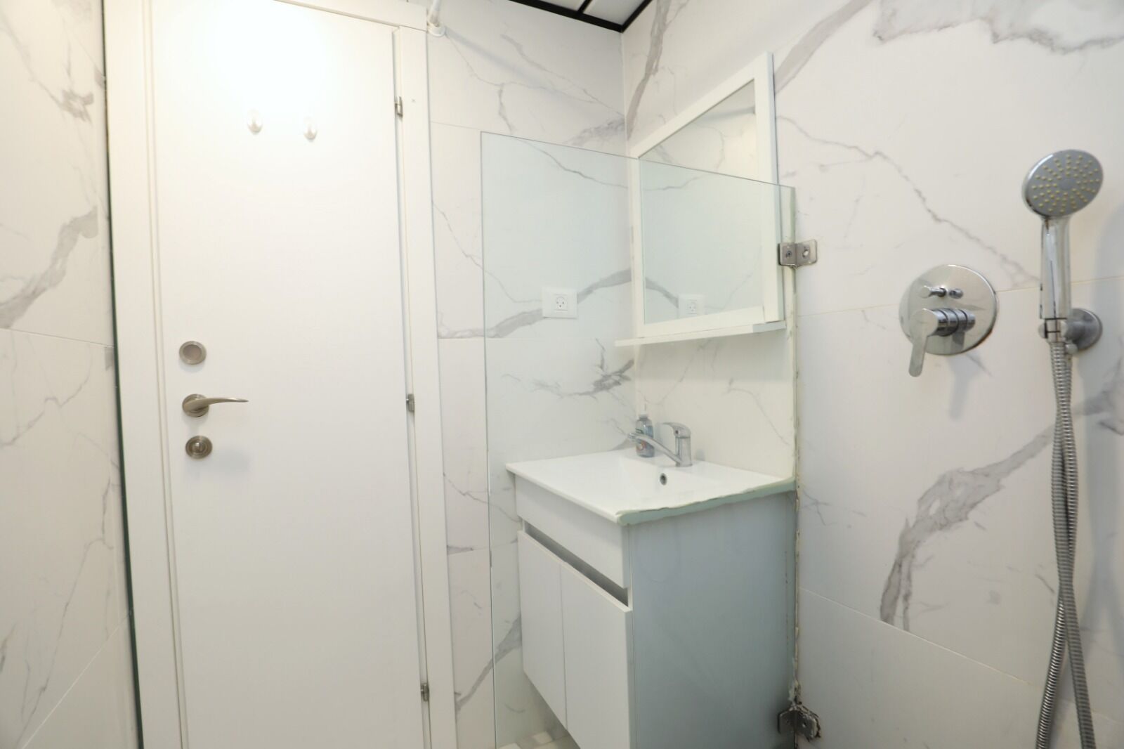 Sèche-cheveux, serviettes fournies, savon, papier toilette