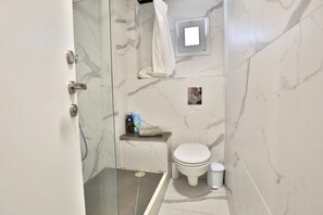 Haartrockner, Handtücher, Seife, Toilettenpapier