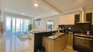 Fridge, oven, stovetop, coffee/tea maker