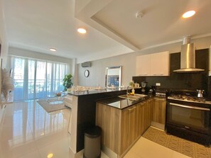 Fridge, oven, stovetop, coffee/tea maker