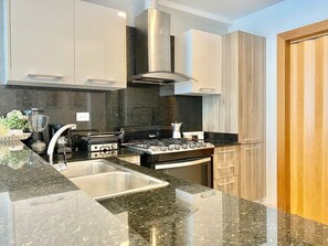 Jääkaappi, uuni, liesi, kahvin-/teenkeitin