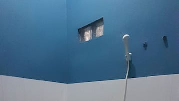 Quarto casal standard | Banheiro | Chuveiro, toalhas de banho, papel higiênico