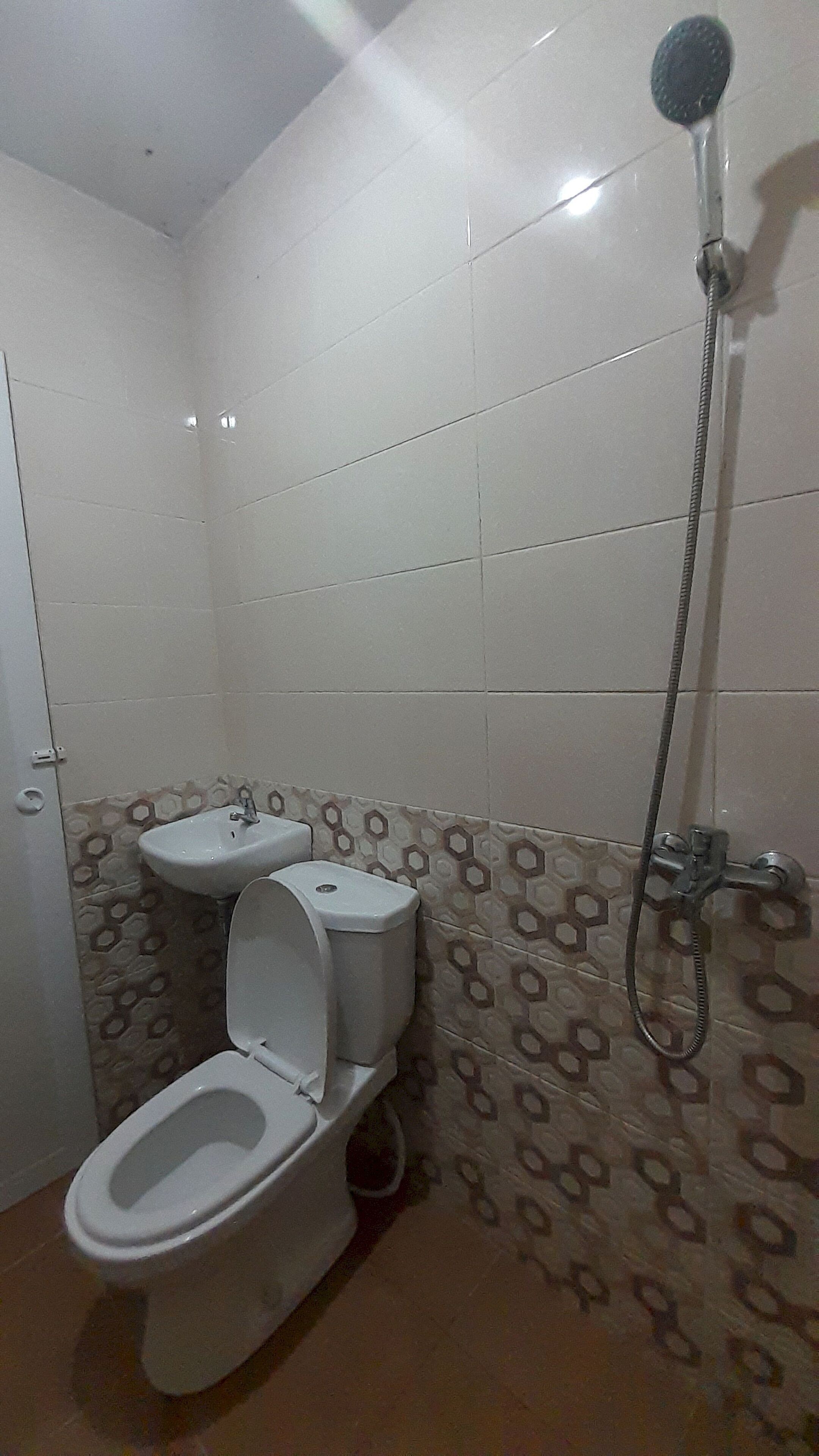 Standard Double Room | Bathroom | Shower, towels, toilet paper