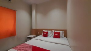 Desk, laptop workspace, free WiFi, bed sheets - Hotel O Al-ainah Family Homestay (Medan)