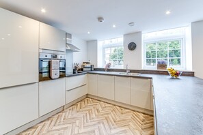 Kühlschrank, Mikrowelle, Ofen, Geschirrspüler