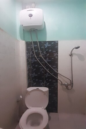 Habitación triple básica | Baño | Ducha y jabón