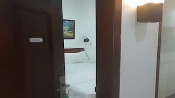 Kamar Double Basic | Meja kerja, Wi-Fi gratis, dan seprai linen