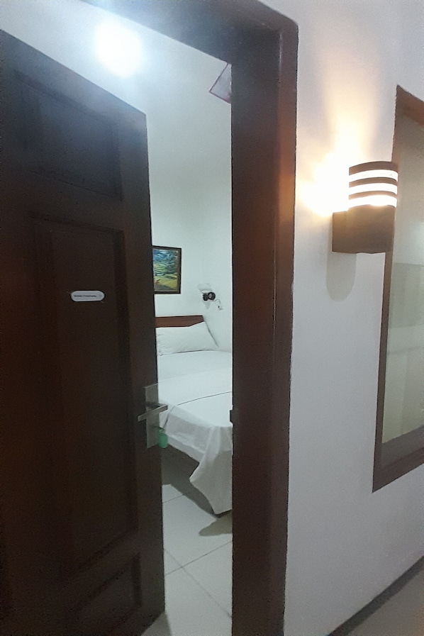 Basic Double Room | Desk, free WiFi, bed sheets - Hotel O Tamara Homestay SyariahNearMasjid Raya Medan (Medan)