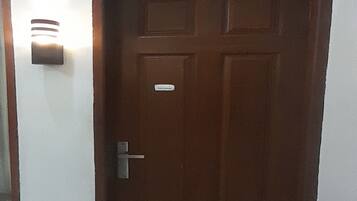 Kamar Double Basic | Meja kerja, Wi-Fi gratis, dan seprai linen