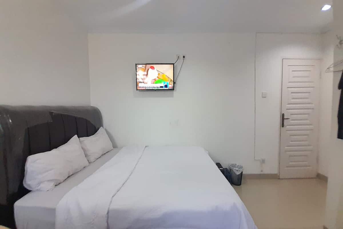 Basic Double Room | Desk, free WiFi, bed sheets