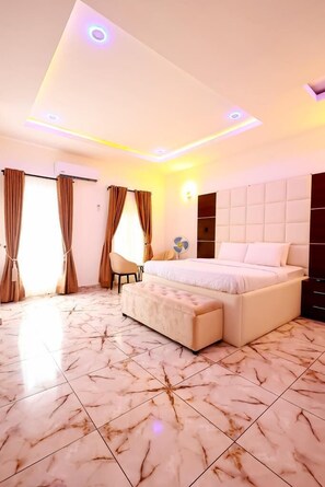 4 slaapkamers, een strijkplank/strijkijzer, gratis wifi