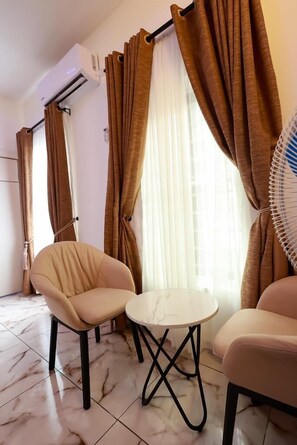 4 bedrooms, iron/ironing board, free WiFi - 15 Sule Olusesi Rd (Lekki)