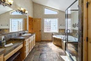 Douche, sèche-cheveux, serviettes fournies