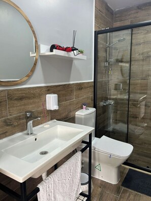 Haartrockner, Handtücher, Seife, Shampoo