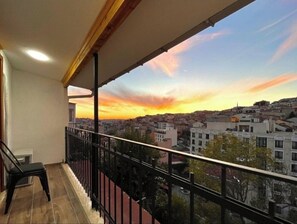 Property grounds - Nice and cozy hotel. Quite rooms. Close to Taksim square.Very good breakfast. (İstanbul)