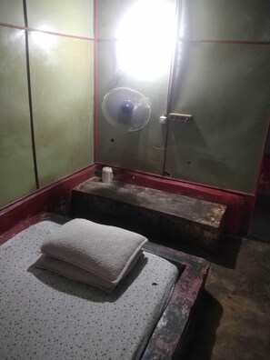 Habitación doble Deluxe | Espacio para trabajar con laptop, wifi gratis y ropa de cama