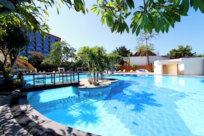 Kolam renang outdoor