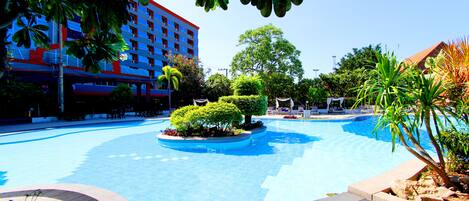 Hồ bơi ngoài trời