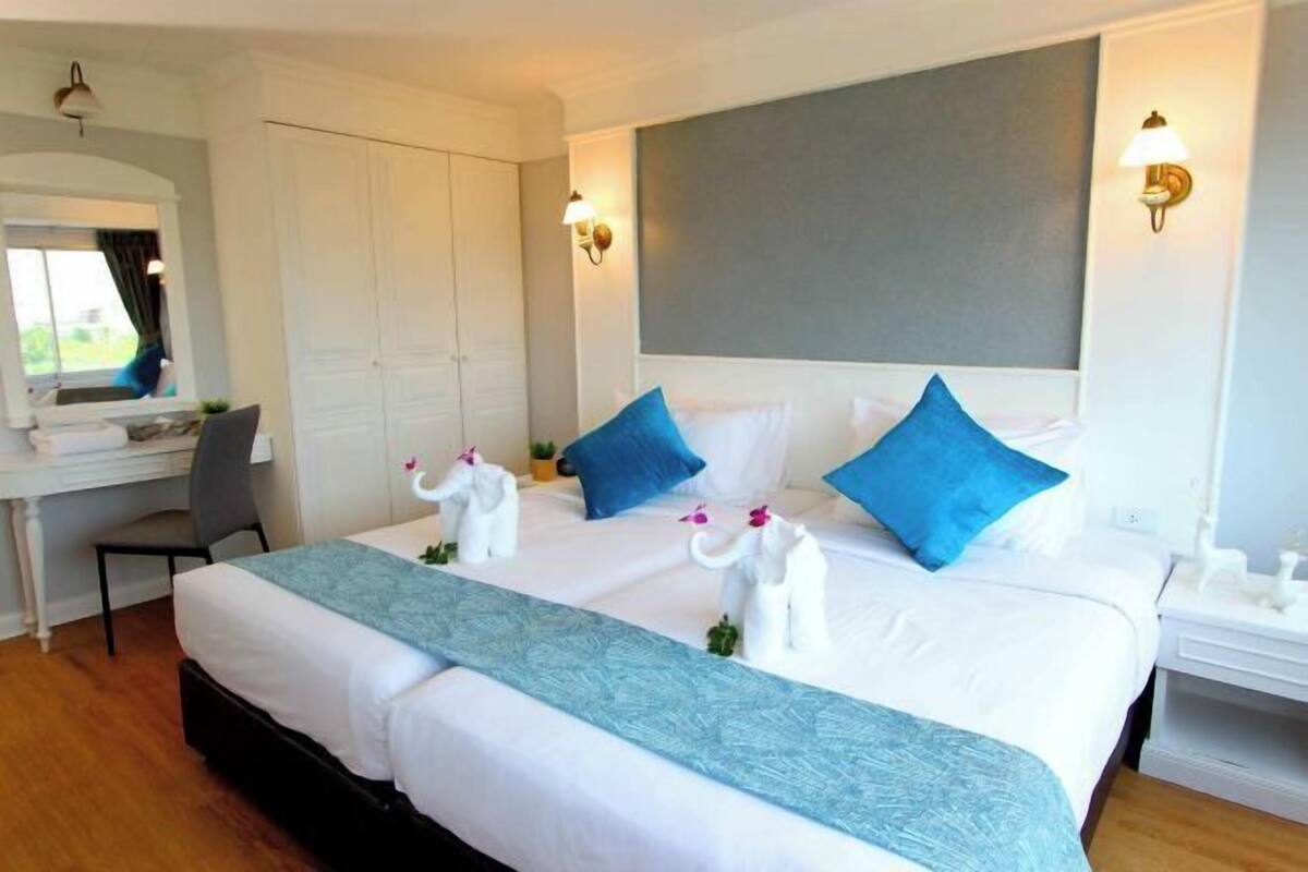 Ropa de cama hipoalergénica, minibar, caja fuerte y escritorio