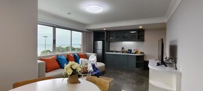 32-inch LED TV with cable channels, fireplace - Coco Beach Hotel Jomtien Pattaya (Pattaya)