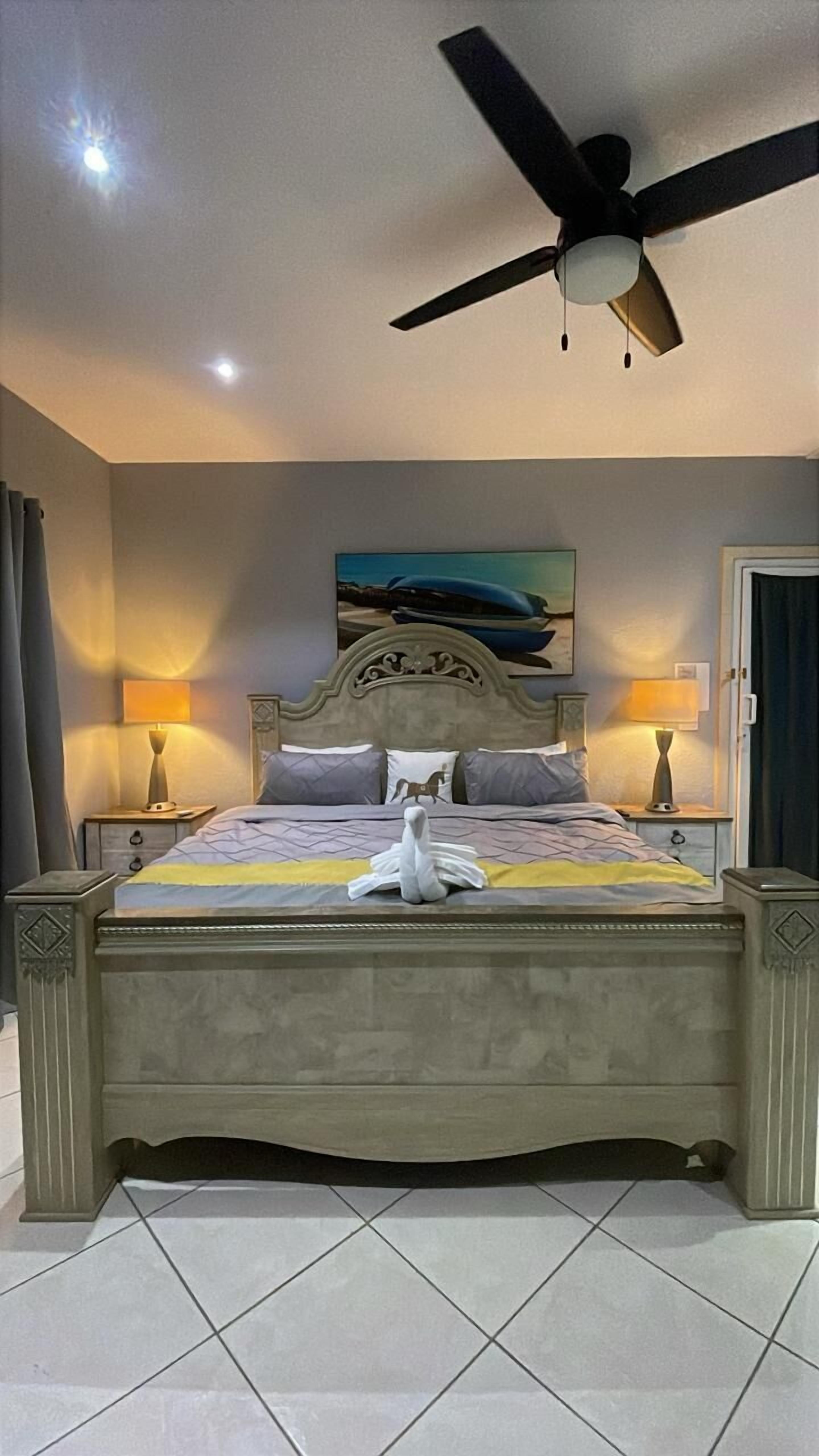 Rom – deluxe | Senger med overmadrass, safe på rommet og blendingsgardiner