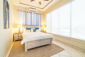 Pillow-top beds, in-room safe, blackout curtains, iron/ironing board - Sea Horizon (San Pedro)