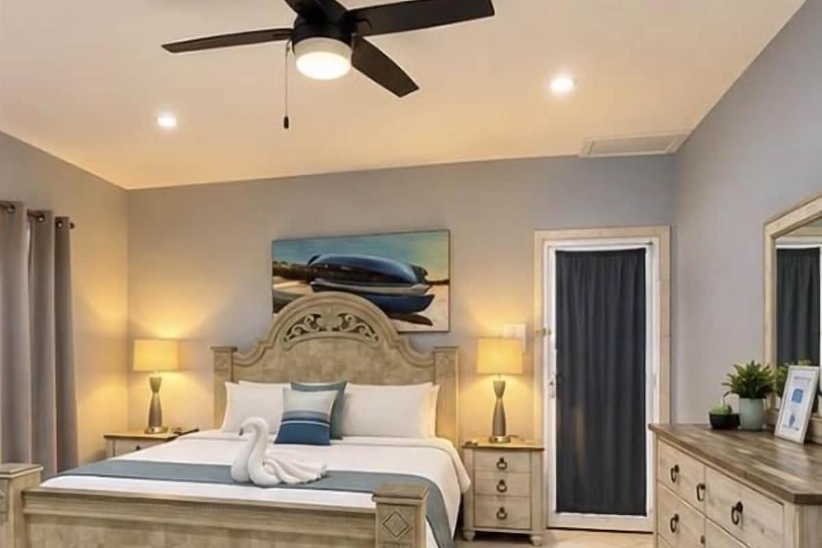 Deluxe Room | Pillowtop beds, in-room safe, blackout drapes, iron/ironing board