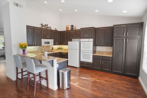 Private kitchen - Business Rental in Beautiful and Safe Stone Crest Neighborhood (Santa Clarita)