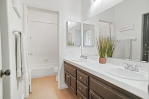Jetted tub, hair dryer, towels, soap - Business Rental in Beautiful and Safe Stone Crest Neighborhood (Santa Clarita)
