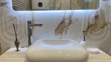ヘアドライヤー、タオル、石鹸、トイレットペーパー