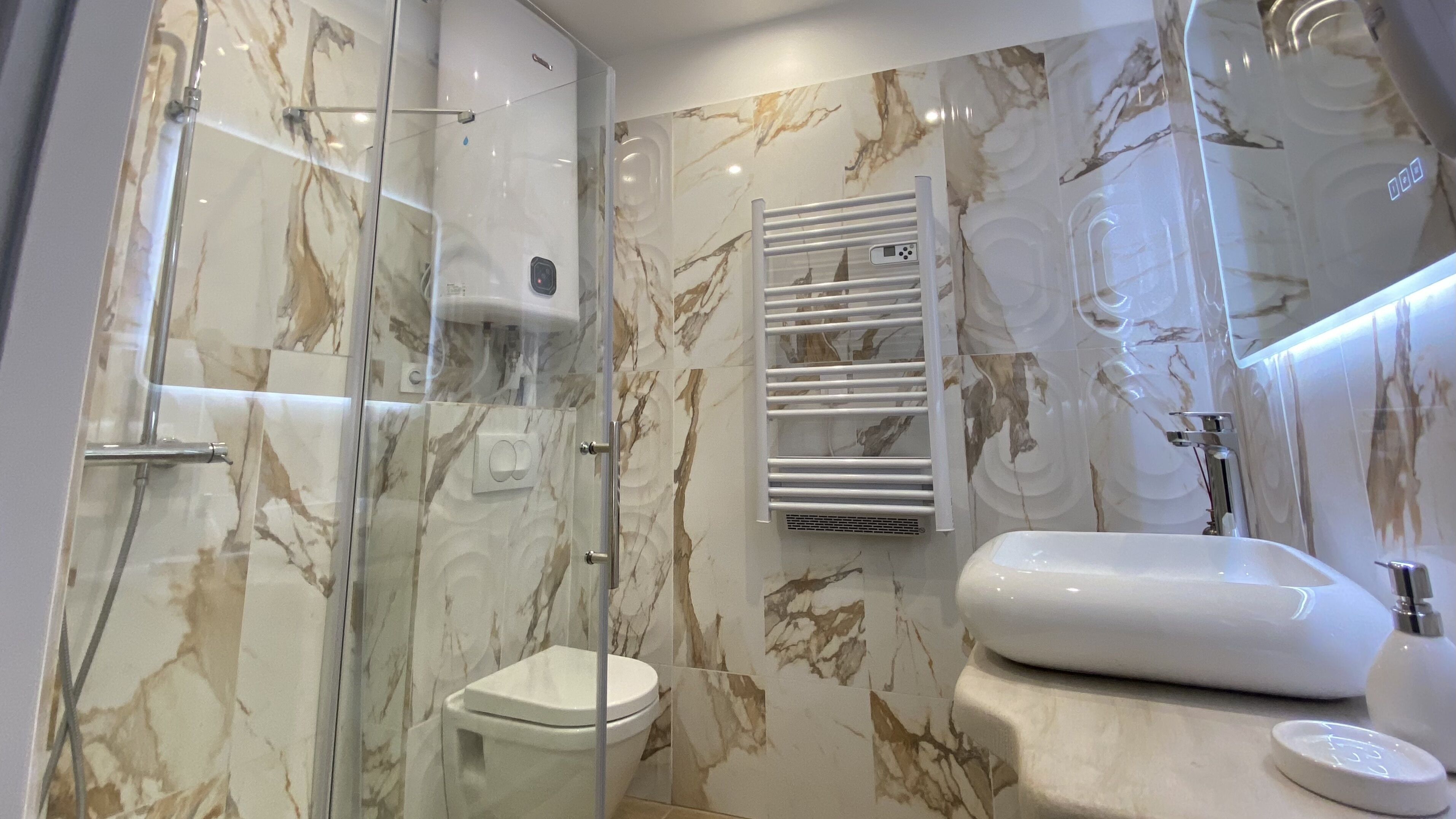 Sèche-cheveux, serviettes fournies, savon, papier toilette