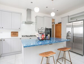 Cottage | Private kitchen | Fridge, dishwasher, electric kettle, toaster - Pine Lodge (Colwyn Bay)