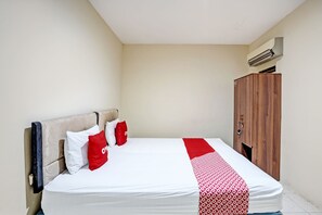 Desk, laptop workspace, WiFi (free), bed sheets - OYO Life 93111 Garden Homestay 2 Merlion (Surabaya)