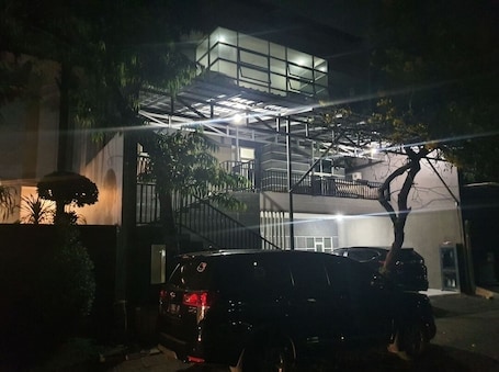 Vista frontal de la propiedad