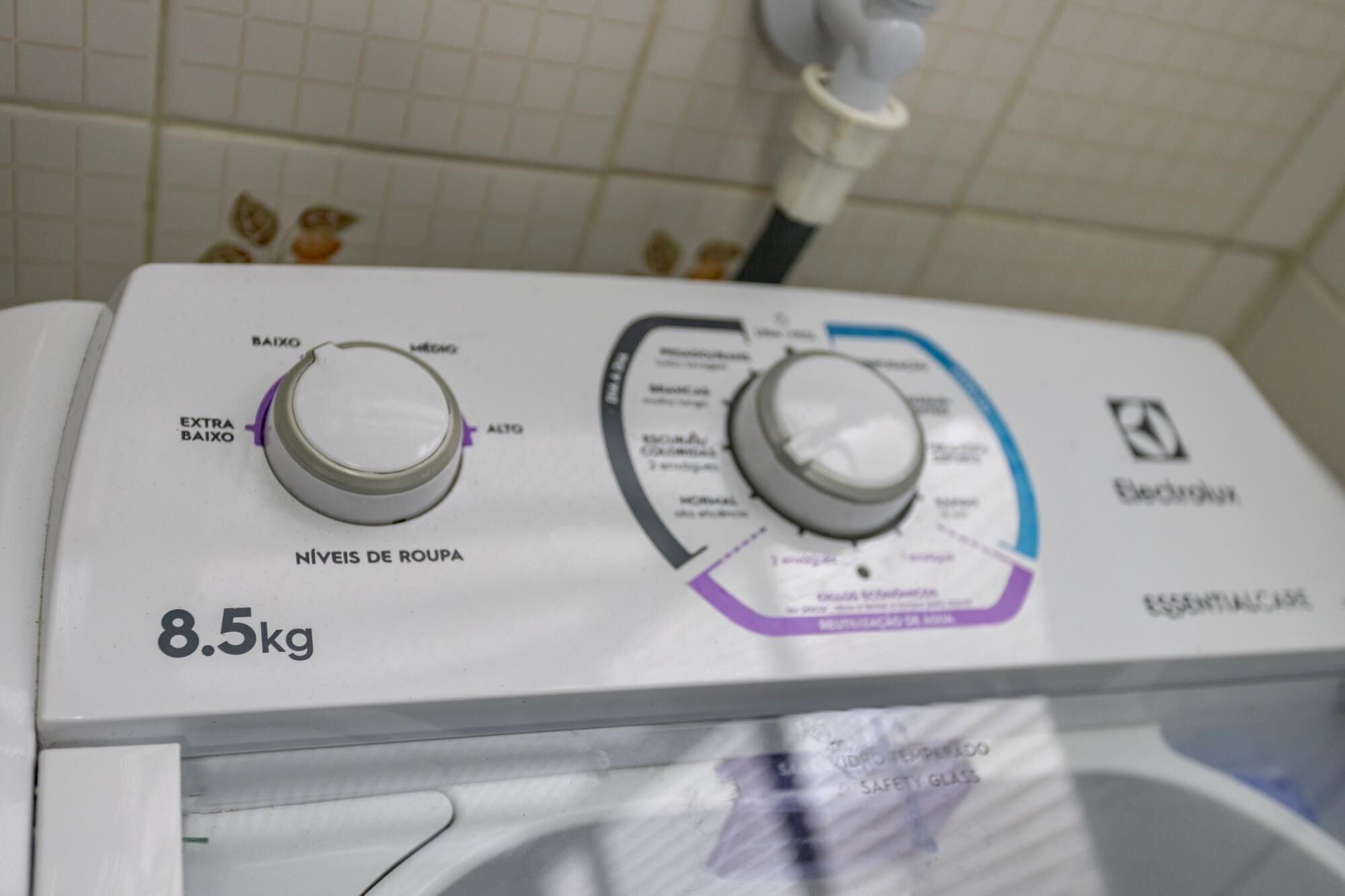 A front-loading washing machine with a dial for selecting wash levels and a weight capacity of 8.5 kg.